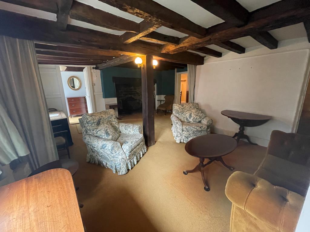 Lot: 121 - DETACHED FOUR-BEDROOM PERIOD PROPERTY FOR REFURBISHMENT - Living room with exposed beams